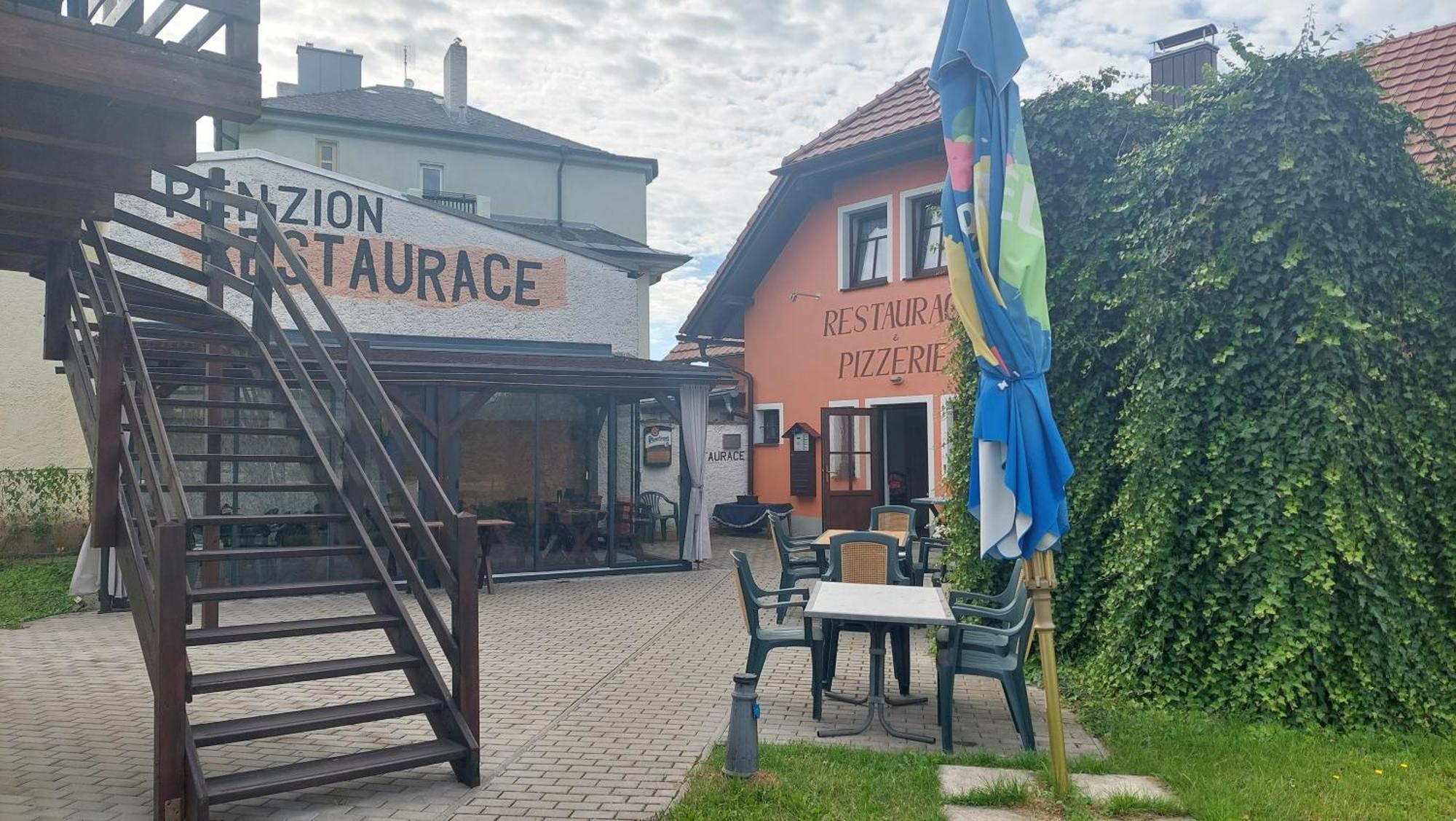 Penzion A Restaurace U Strnada Klatovy Ngoại thất bức ảnh